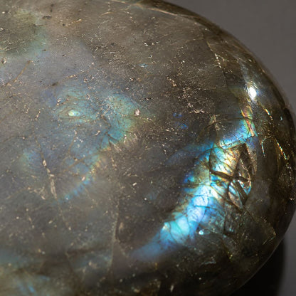 Worry Thumb Stone, Labradorite